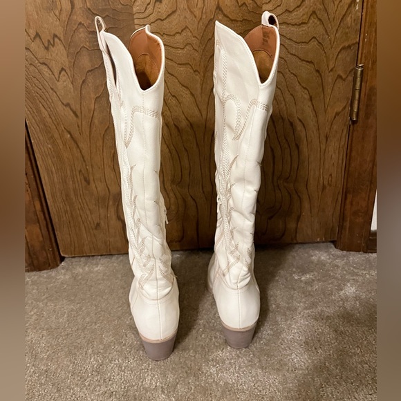 White Boots - Picture 5 of 7